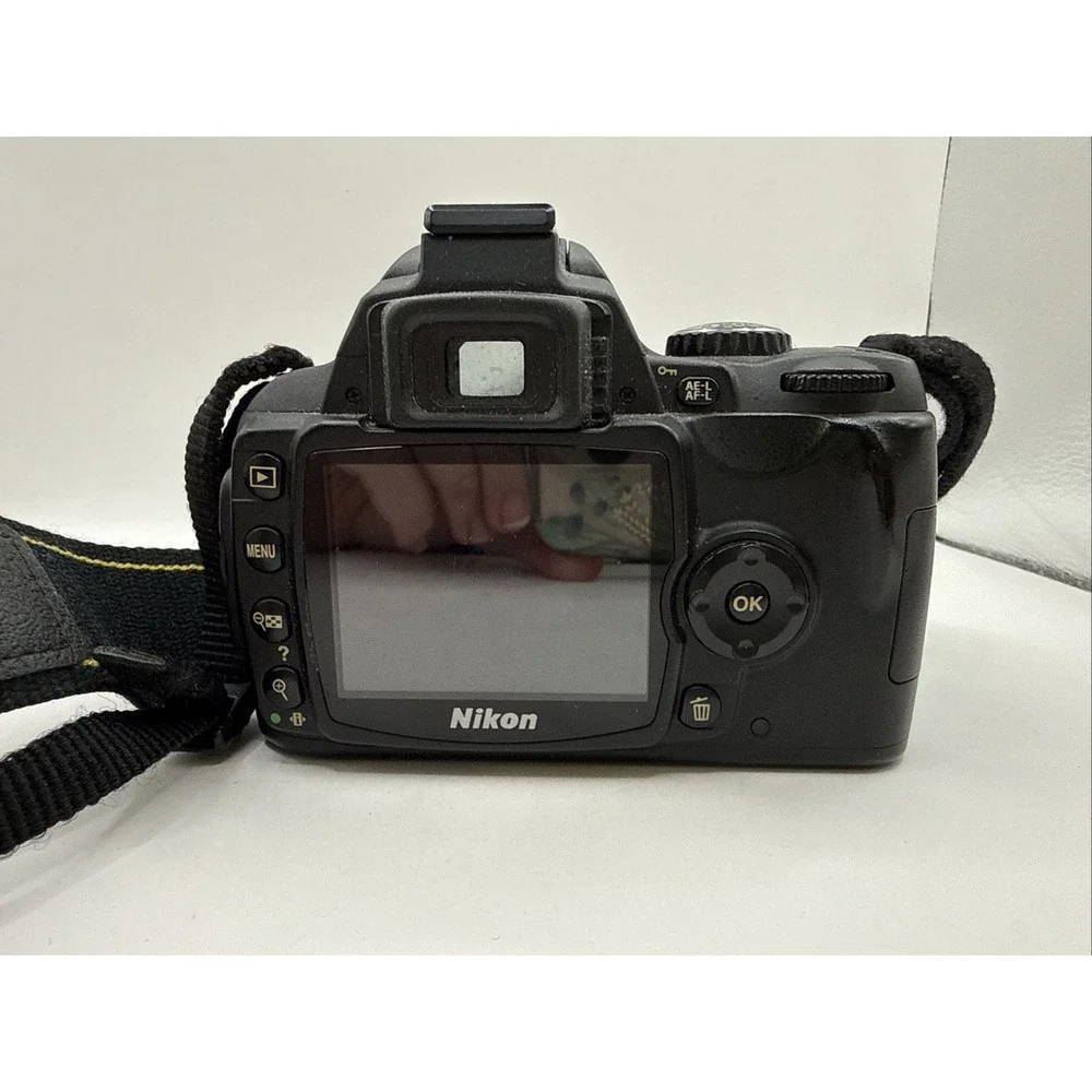 Nikon D D40 6.1 MP Digital SLR Camera ( body only ) UNTESTED